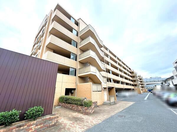 【ライオンズマンション府中大須】＜外観と駐車場＞