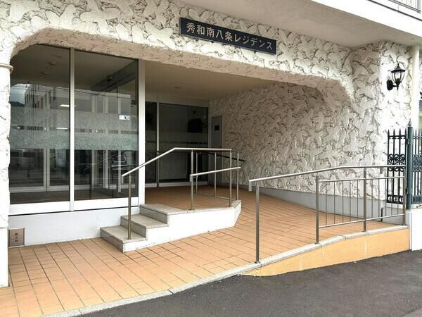 【秀和南8条レジデンス】エントランス