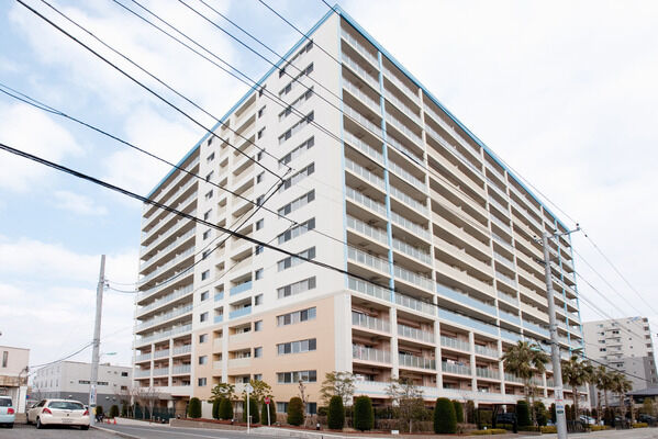 【パークシティ我孫子】白を基調とする二層の美しいコントラストが外壁。