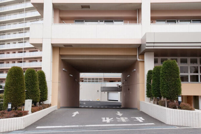 2つの駐車場出入口にリモコン開閉式の防犯性の高いシャッターゲートを設置。