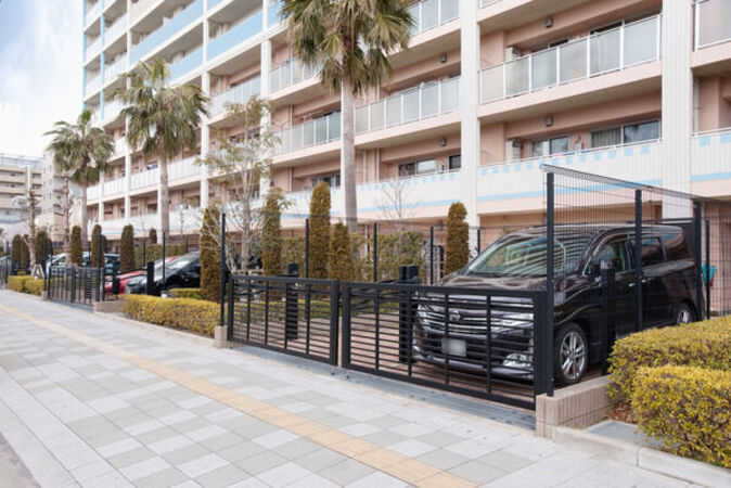 住戸付設駐車場16台の他に、282台分の駐車場を敷地内に設置。