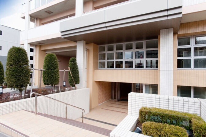 エントランスには、セキュリティに配慮し、監視カメラ・オートロックシステムを配備。