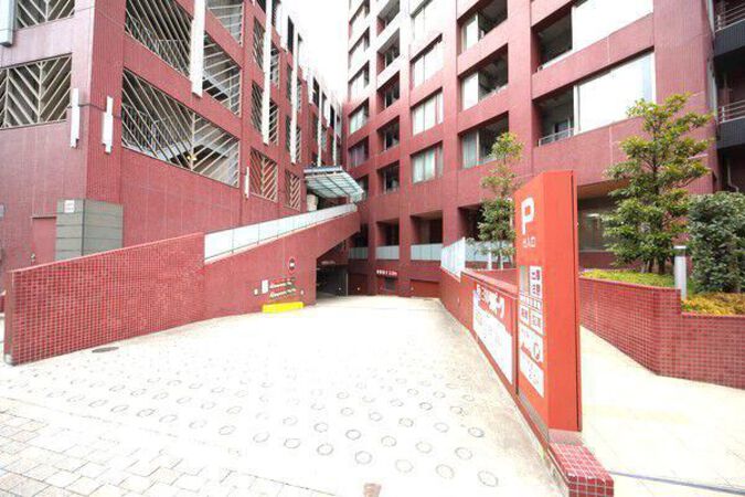 453台分用意された屋内駐車スペースへのアプローチ。		