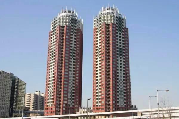 【THE TOWERS DAIBA】シンメトリーな2棟を互いに45度振ることで素晴らしい眺望を確保。	