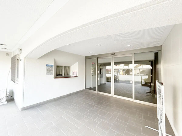 【西大寺サンハイツ】エントランス 【西大寺サンハイツ】エントランス