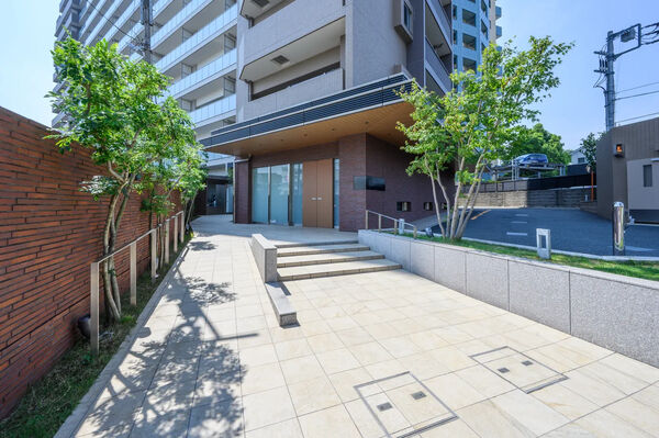 【ルピアコート鳩ヶ谷本町】エントランス