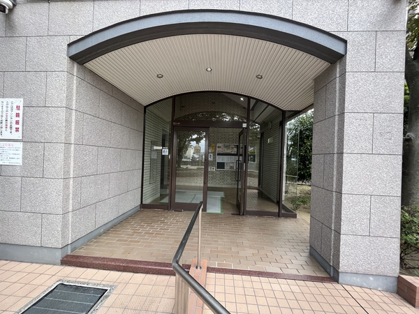 【万葉ハイツ鶴見緑地】エントランス