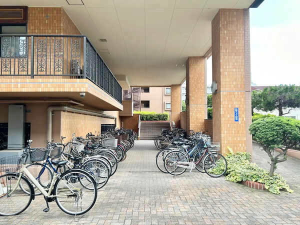 【シティコーポ鳩岡】B棟 共用部分(駐輪場) 【シティコーポ鳩岡】B棟 共用部分(駐輪場)