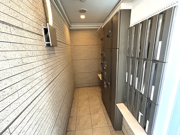 宅配ロッカーとメールコーナー