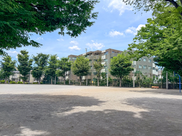 中野区立谷戸運動公園まで約32m(徒歩1分)
