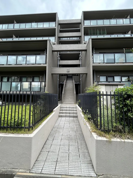 【茨木南春日丘プライムタウン】エントランス