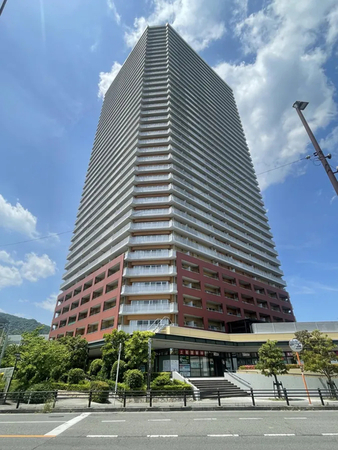 【ファーストタワー大津MARY】シルバーを基調としたスタイリッシュなデザインが、より一層の存在感を放つ。 【ファーストタワー大津MARY】シルバーを基調としたスタイリッシュなデザインが、より一層の存在感を放つ。