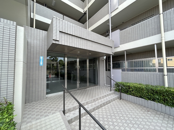 【ダイヤモンドメゾン大宮日進1】エントランス