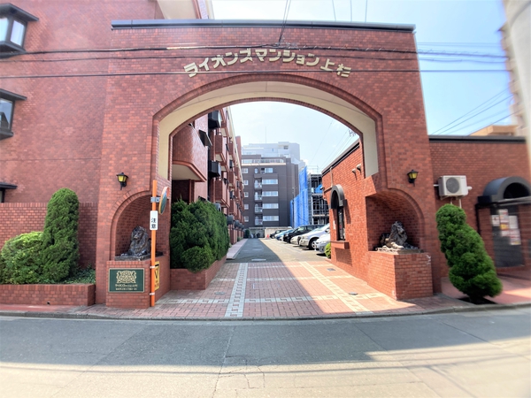 【ライオンズマンション上杉】エントランスアプローチ