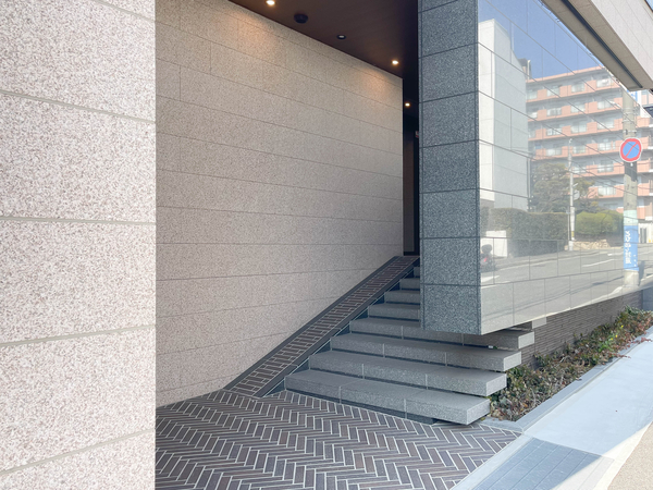 【ワコーレ西岡本グランプレイス】エントランス