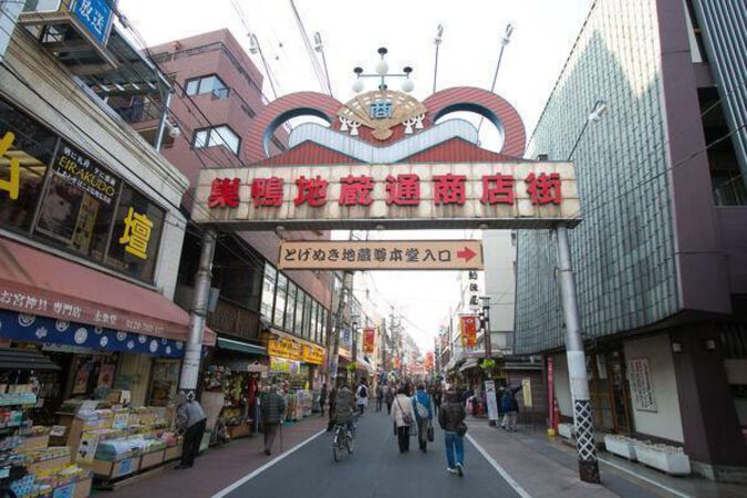 巣鴨地蔵通り商店街はすぐ目の前。生活用品の店も多く建ち並びます。		