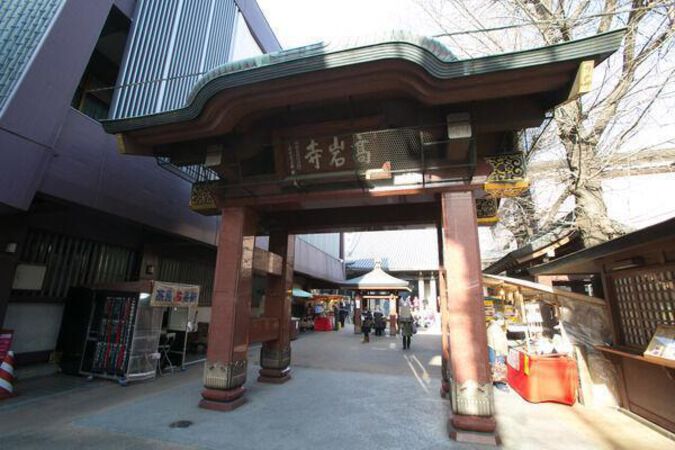 人気スポット、高岩寺（とげぬき地蔵様）まで約550m（徒歩7分）。		