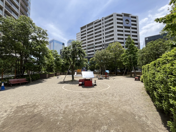 隣接する「豊洲三丁目公園」は、約10m（徒歩1分）。