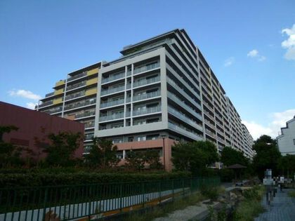 大規模マンションならではの外観が特徴の「リムザ」