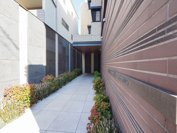 【ローレルコート滝川町ヒルズ】エントランス