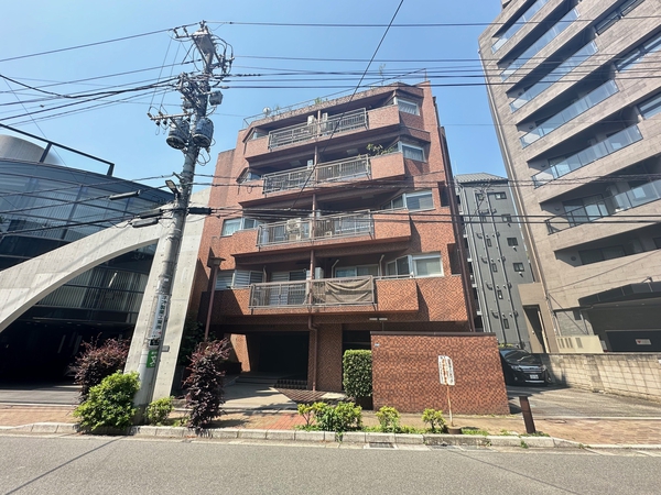 【インペリアル常盤松】赤レンガ風のタイル貼りの外観