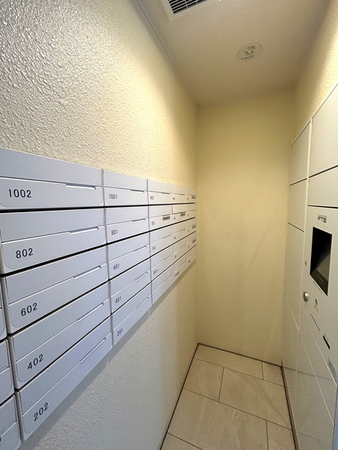 宅配ロッカーとメールコーナー