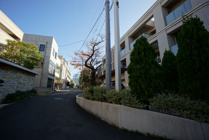 前面道路（高輪４丁目の高台に立地）