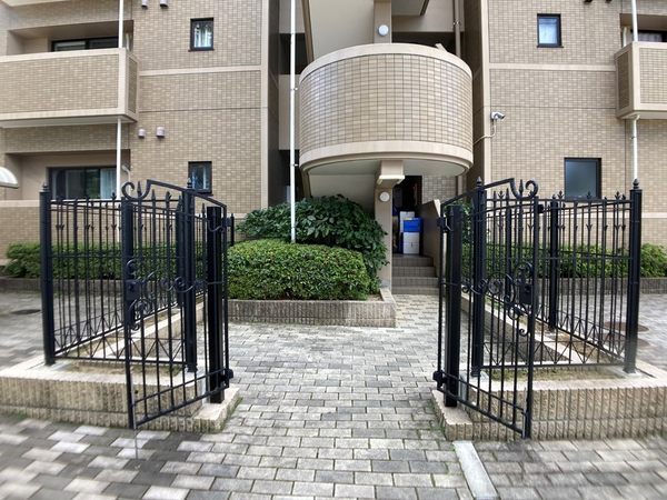 【ベルググランデ上杉イースト】エントランスアプローチ