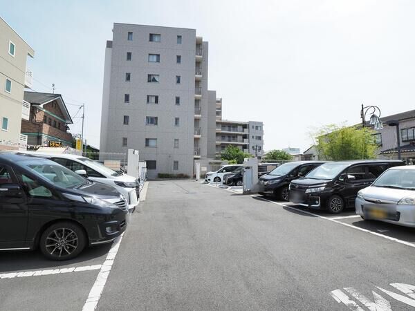 【ブリリアンコート大宮日進】駐車場