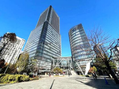 「水」をテーマにデザインされたランドケープは広大な敷地を潤いで満たしています。