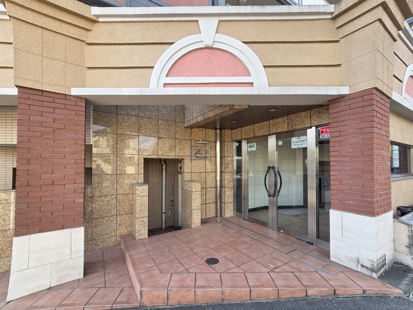 【ドメス新百合ヶ丘】エントランス