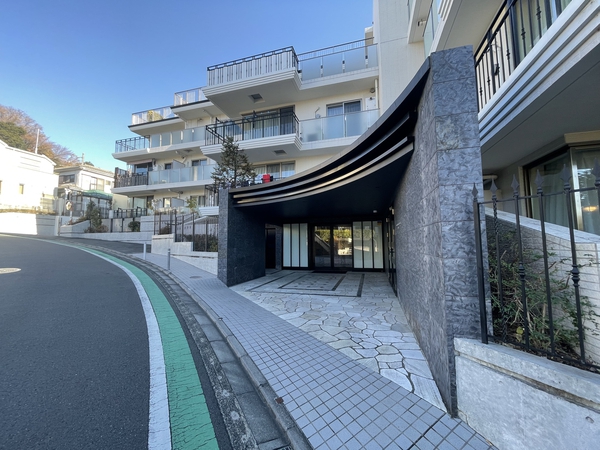 【ロイヤルシーズン青葉台WEST】エントランス