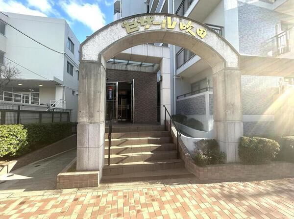 【セザール吹田】エントランス