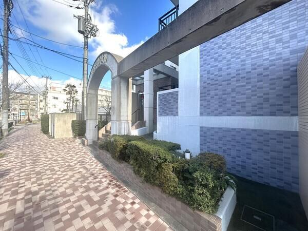 【セザール吹田】エントランス
