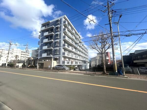 【セザール吹田】外観・前面道路