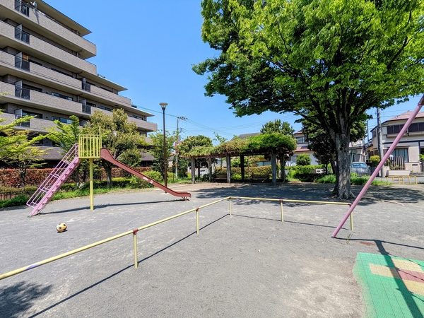 領家二丁目公園　約２０ｍ（徒歩１分）