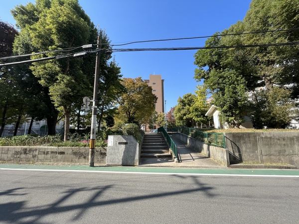 中津公園に隣接しています