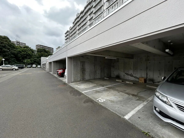 【ラポール中の島】駐車場