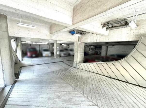 【南山アビタシオン】共用部分(駐車場スラローム) 【南山アビタシオン】共用部分(駐車場スラローム)