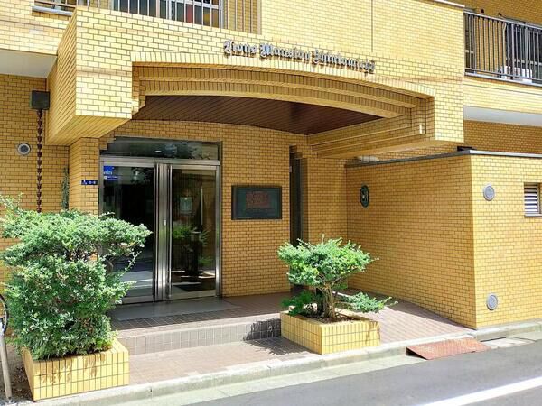 【ライオンズマンション新富町】エントランス3