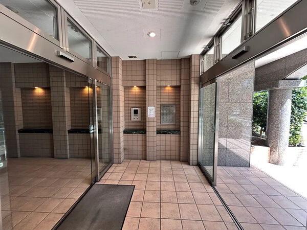 【ロイヤルアーク楠葉並木】エントランス 【ロイヤルアーク楠葉並木】エントランス