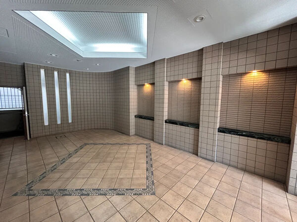 【ロイヤルアーク楠葉並木】エントランスホール 【ロイヤルアーク楠葉並木】エントランスホール