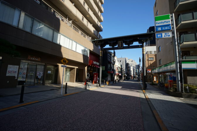 活気ある北馬場参道通りに面する立地。コンビニも目の前です。