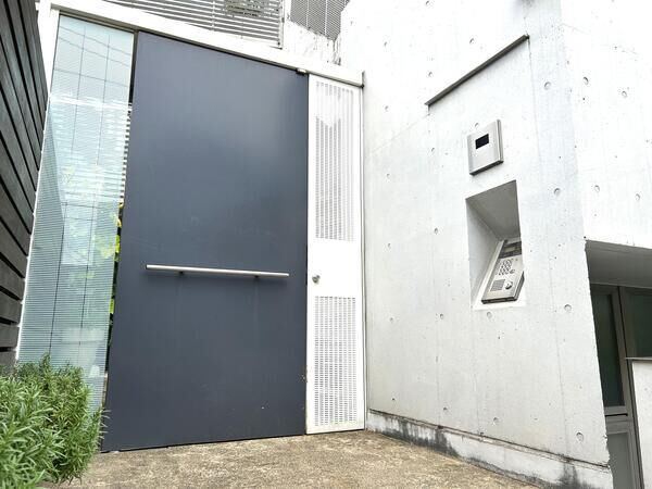 【三茶ハウス】エントランス 【三茶ハウス】エントランス