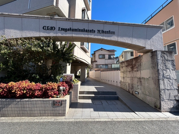 【クリオ磯子上中里弐番館】エントランス