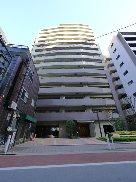 【板橋仲宿パークホームズ】低層階に貼ったダークカラーのタイルが重厚な雰囲気を醸す。