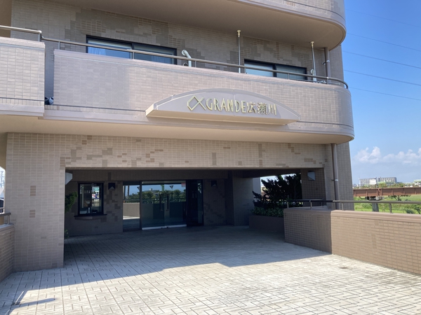 【アルファグランデ広瀬川】エントランスアプローチ