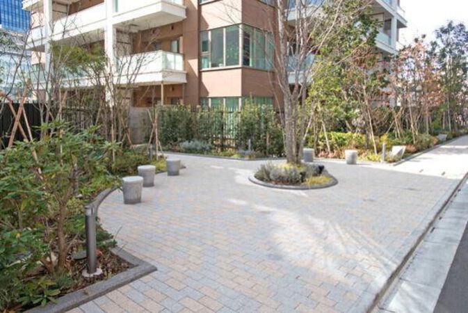 建物後側にも緑が植えられ、憩いの空間を演出。		