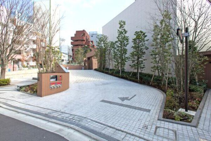 敷地内には駐車場（69台）と自転車駐輪場（150台）を備えています。		