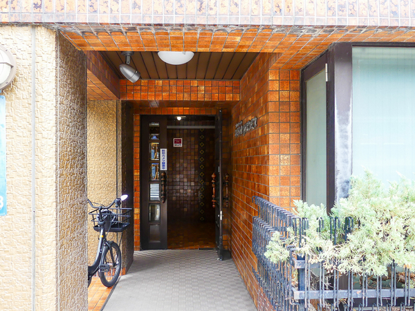 【メゾンヨーラク】エントランス